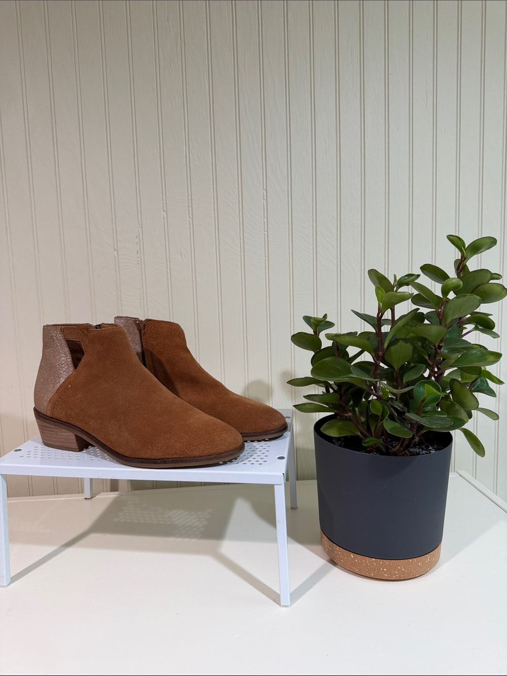 FRYE AND CO. Chestnut Suede Chelsea Ankle Boots